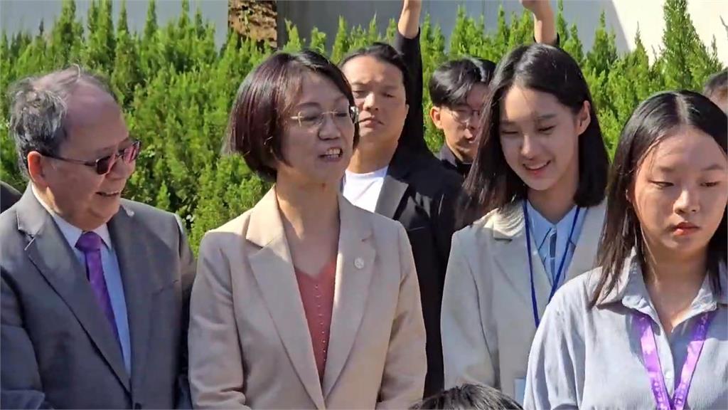 翁曉玲再提「兩岸一家親」迎中生 台灣學生嗆:滾回中國