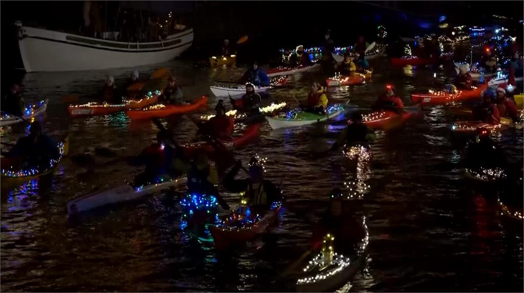 迎光節！500艘輕艇夜間遊行　五彩燈光照亮整條運河