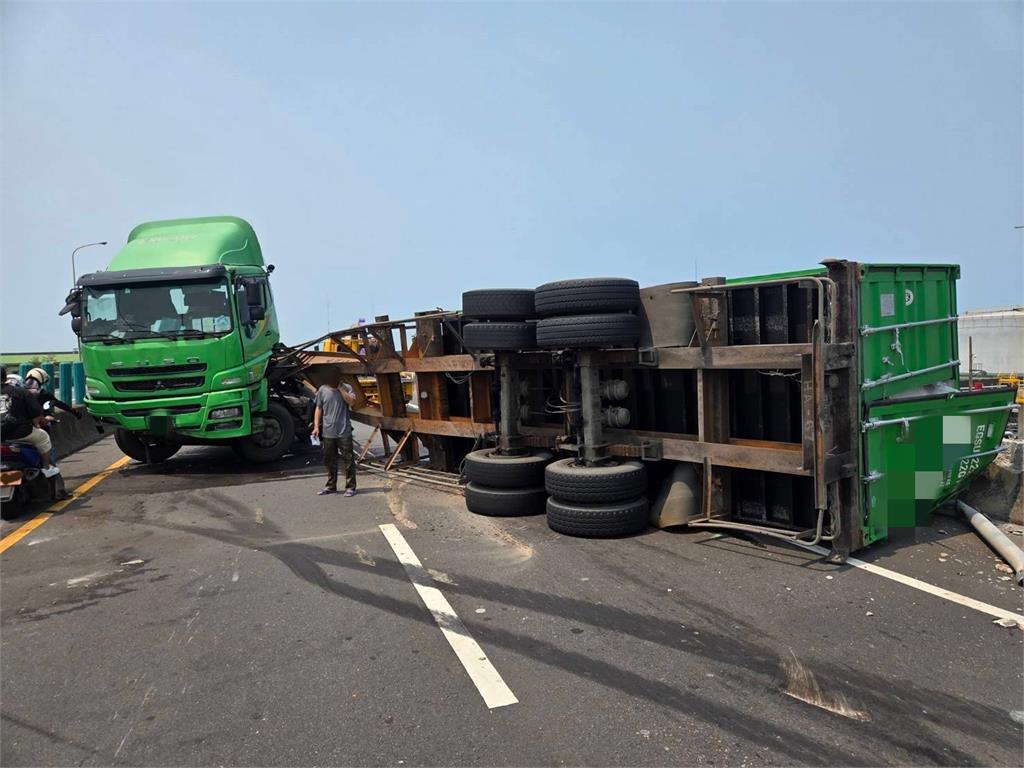 注意!台61大園段貨櫃車翻覆 南下車道暫無法通行