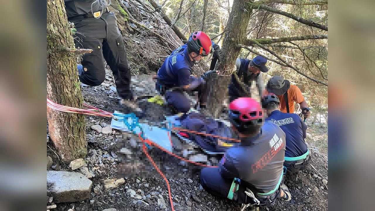 最新／玉山驚傳墜谷！6旬男突「右傾」摔落...隊友「急抓衣角」仍救不回
