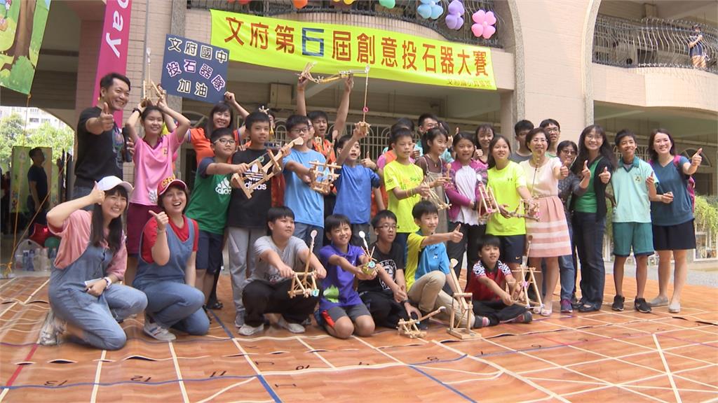 古代攻城投石器對決真實上演 比拚團隊戰略