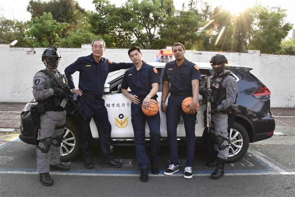 高雄職籃球星變員警 穿上制服宣導反毒