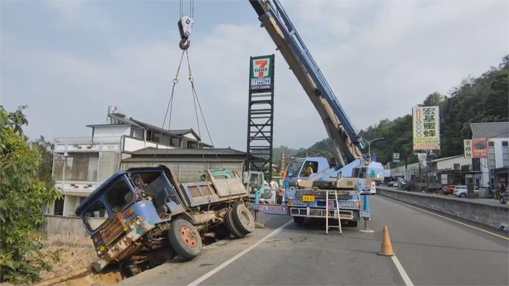 悚！水溝蓋陷落 載怪手鐵牛車傾倒壓死人