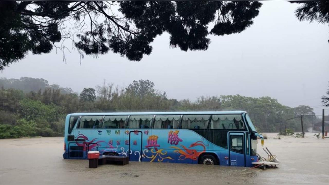 快新聞／鋒面雨淹遊覽車　苗栗女子竟扯「人造雨」喊國賠　本人道歉了