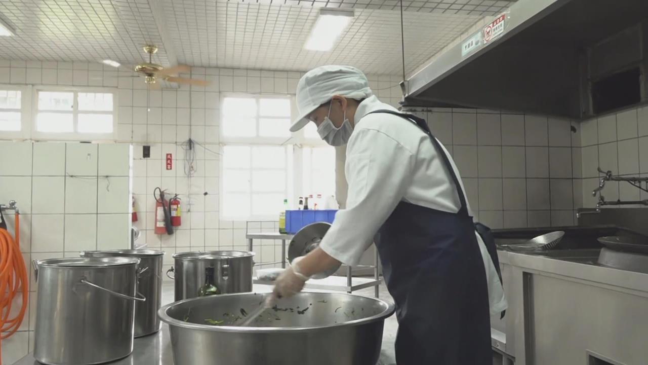 專精料理品質　新生國小校廚獲「金帽獎」肯定