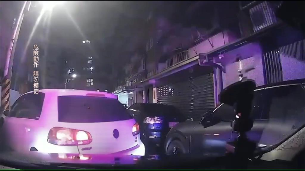 毒品通緝犯疑毒價上路連撞2警車　一路蛇行遭當街逮捕