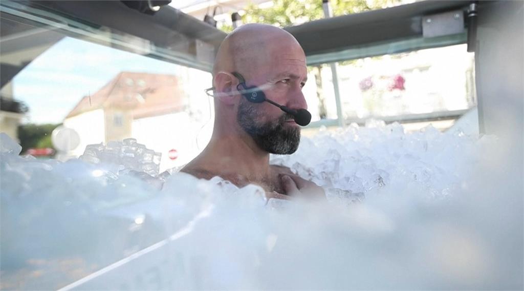 奧地利運動員裸身浸冰塊兩個半小時 締造世界紀錄