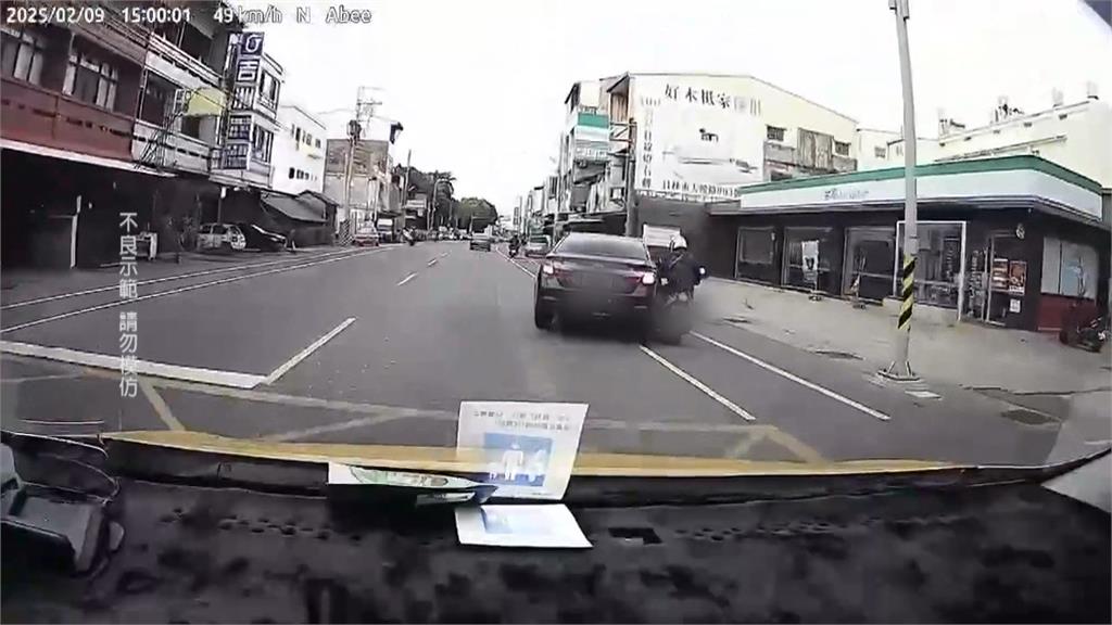 小客車突右偏擦撞騎士！　駕駛加速逃逸　網轟：「撞世DIE」嗎？