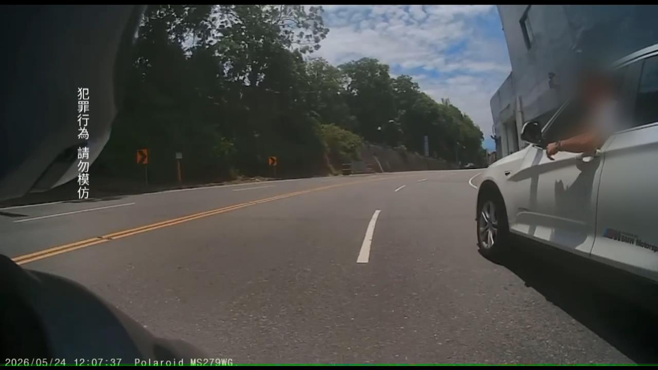 休旅車不滿機車不讓　逼車長按喇叭飆罵騎士一字經