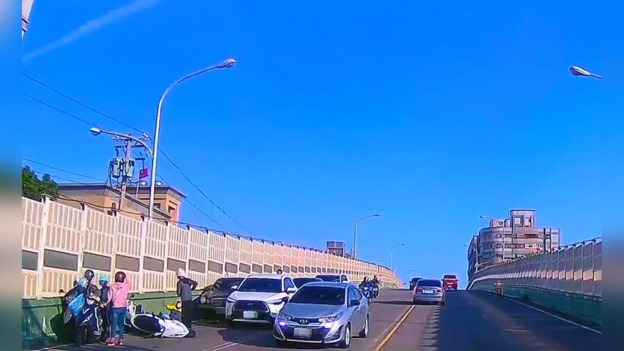 賓士車疑太陽刺眼逆光釀禍　下橋連撞7輛汽機車2人受傷