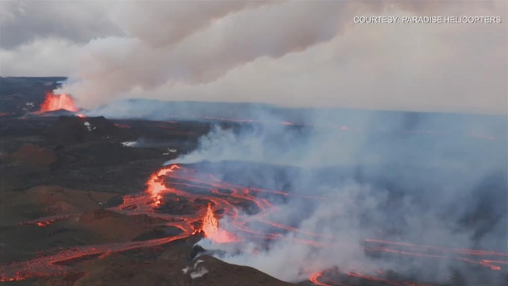 臉上全是灰！印尼火山大規模噴發　夏威夷岩漿逼近主要道路