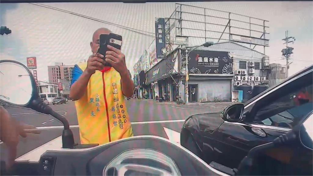 妻掛假車牌上路遭攔查　藝人黑支吼警還直播放送