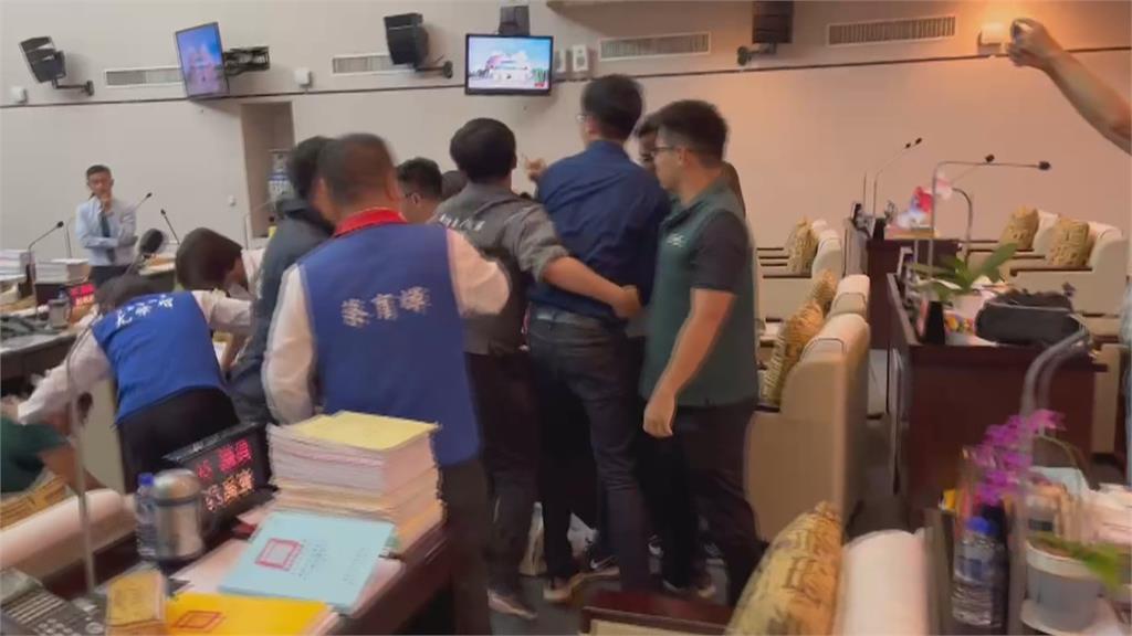 台南議會第3天火爆衝突　女議員摔倒疑腦震盪