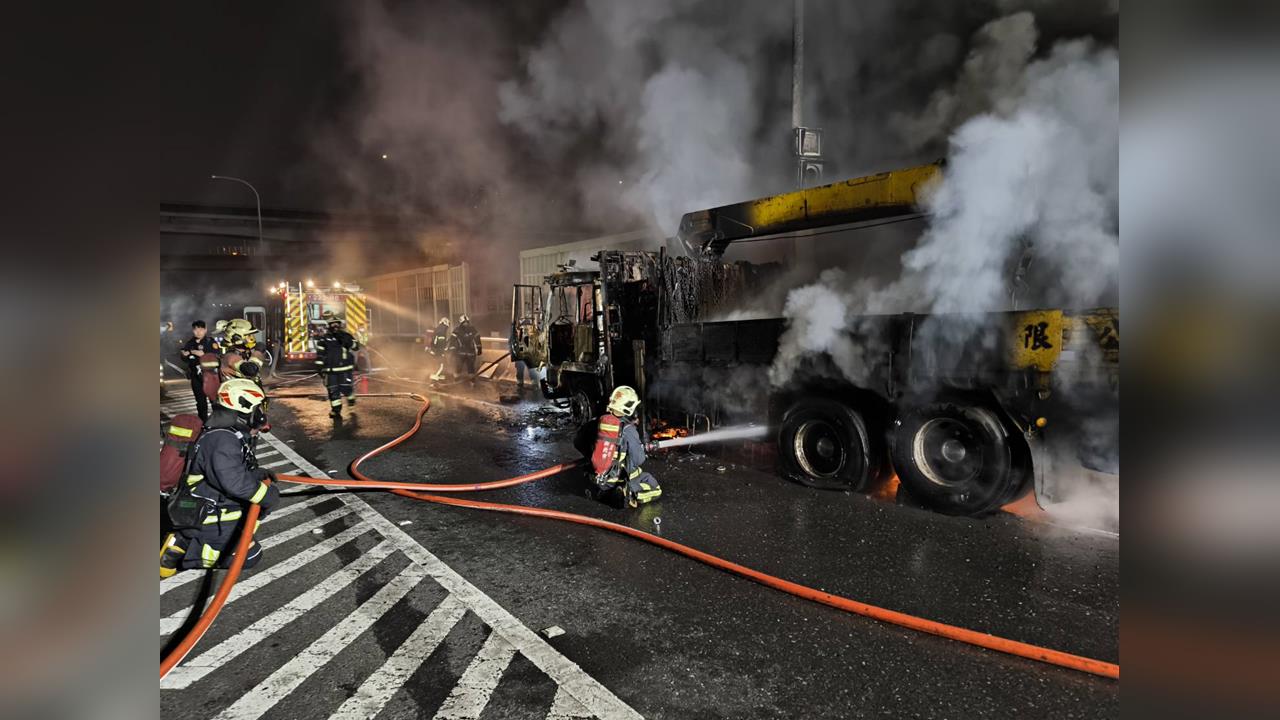 快新聞/全面燃燒!台64接國1匝道大貨車起火 驚悚影像曝光