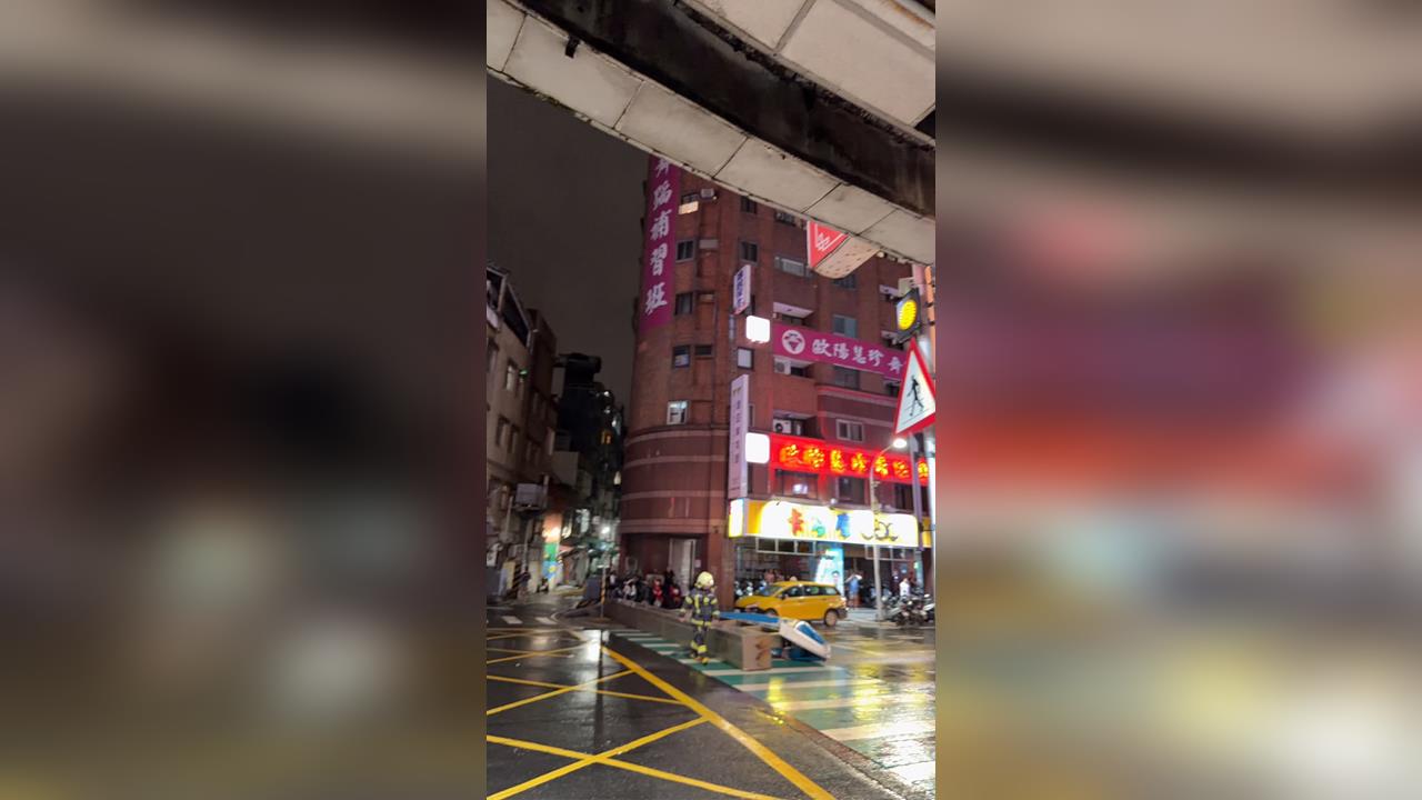最新／不敵巴威風雨！新北三重某銀行招牌被吹落