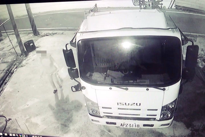 阿嬤天天掃水溝還砸車！鄰居抓狂要提告