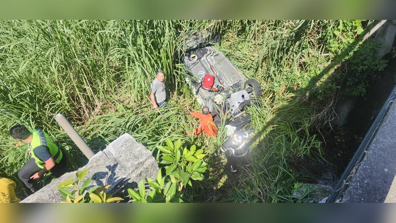 快新聞/疲勞駕駛翻落橋下 父女受困驚險獲救