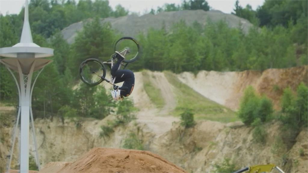 女性登山車手第一人！　澳洲布坎南完成前空翻特技