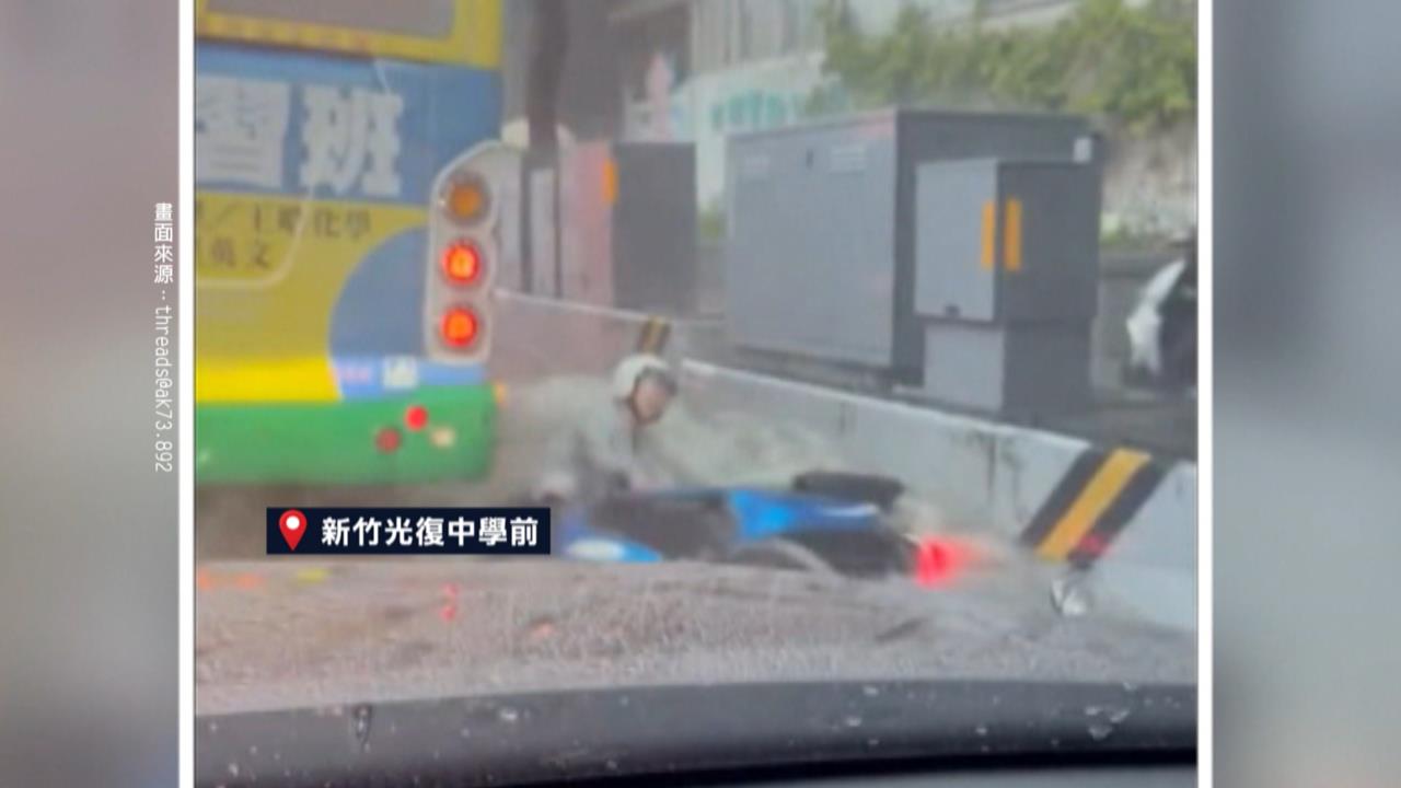 豪雨重創新竹！騎士遭沖走、土石灌校園　學生上課路要「溯溪」好艱難