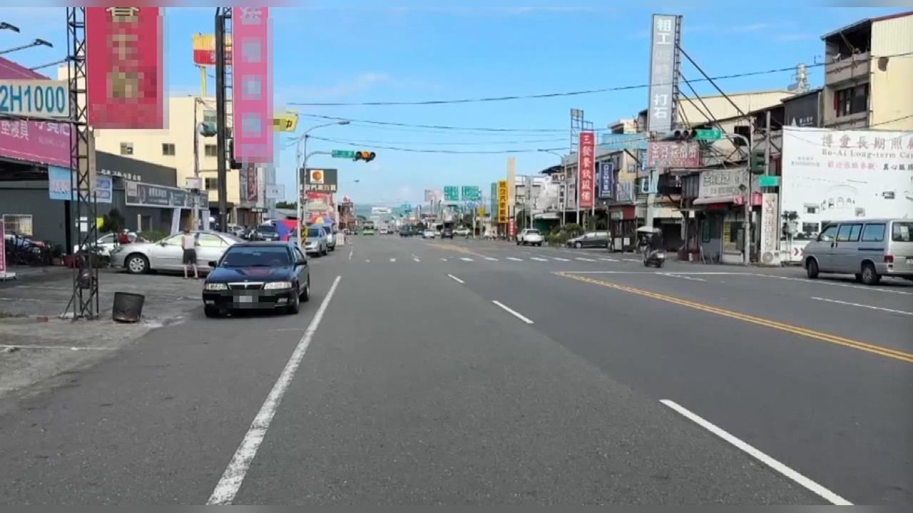 尷尬！路邊吵架砸安全帽「丟到路車」　憤怒醉男秒變臉低聲致歉