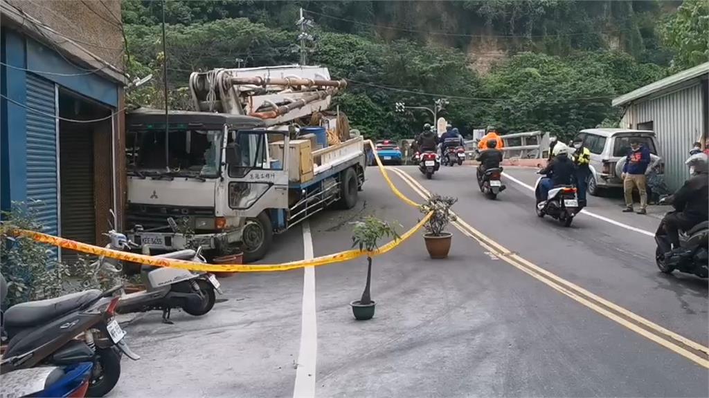 監視器畫面曝!"方向盤轉不過去" 水泥輸送車過彎撞民宅