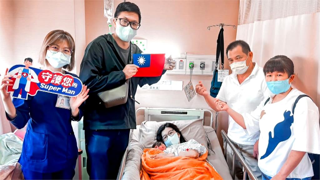 孕婦突「破水」燒肉一口都沒吃！　剖腹產下國慶寶寶