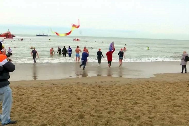 比利時4500人冬泳  澳洲熱浪爆戲水人潮