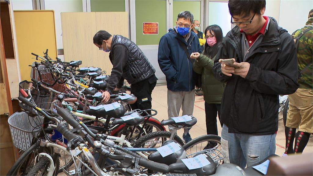 除舊佈新！上千件家具、古董「俗俗賣」　檜木斗櫃萬元有找　民眾搶翻