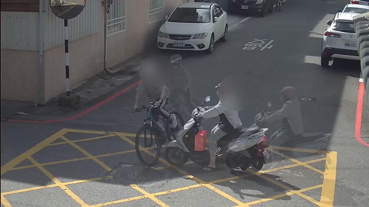 花蓮少年騎單車過路口不減速　騎士衝撞倒地手骨折　居民：事故熱點