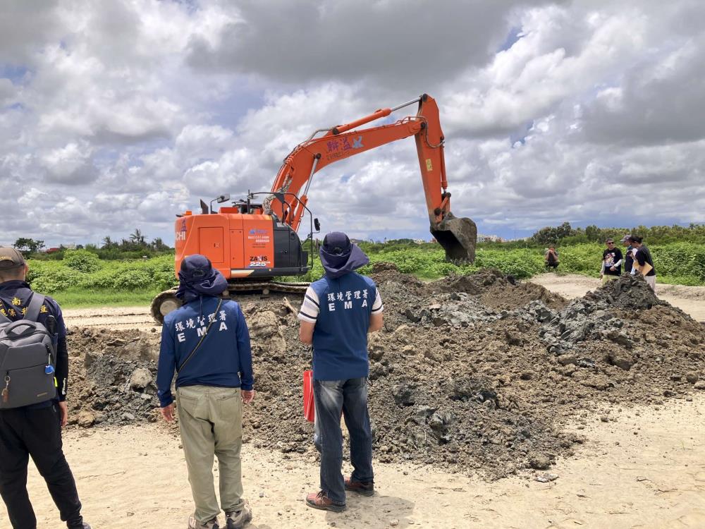 快新聞／惡劣！檢警意外查獲台南非法土資場　營建混合物回填魚塭、光電場