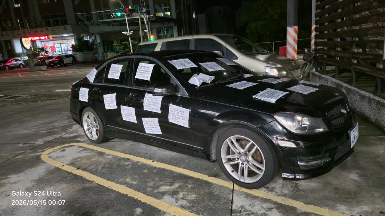 嘉義超商車位被霸占停放兩、三週　店員怒祭告示貼滿整輛車