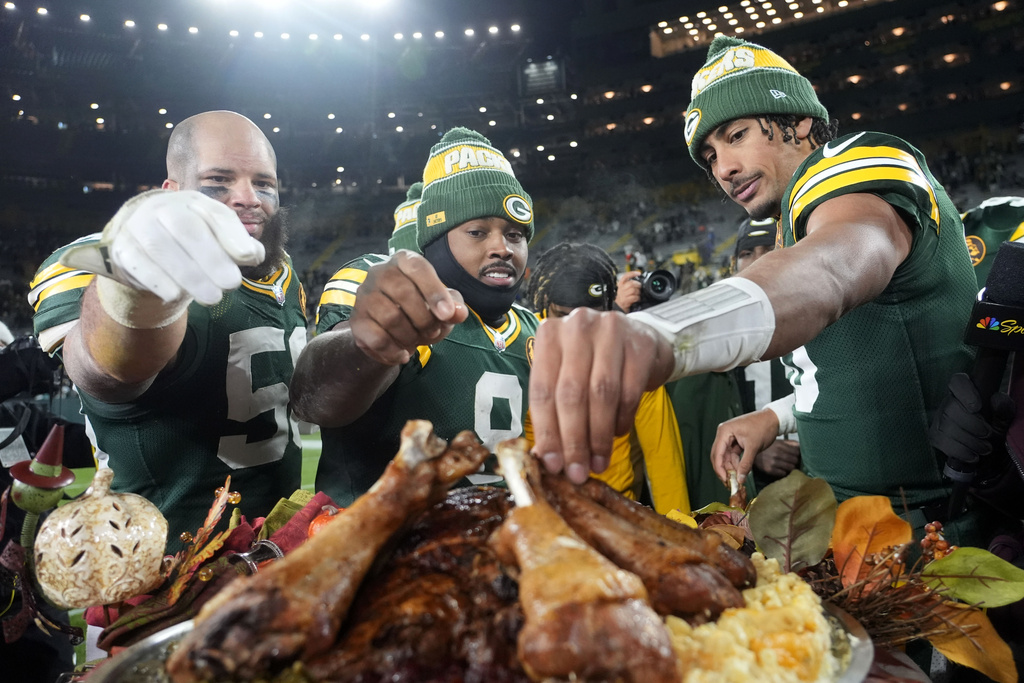 NFL(影)/感恩節就是要吃火雞! 包裝工球員獲勝後在球場猛嗑火雞大餐