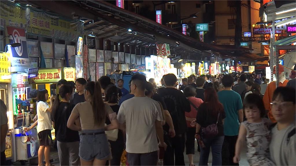 台中週一停班停課　颱風夜KTV一位難求、逢甲夜市現人潮