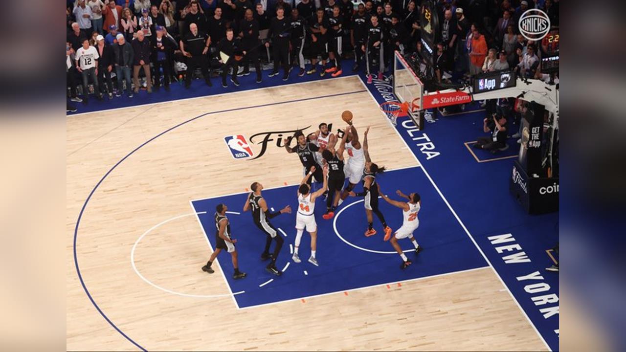 NBA(影)／尼克冠軍功臣阿努諾比在紐約爆紅！時報廣場重現第四戰勝利補籃球迷嗨
