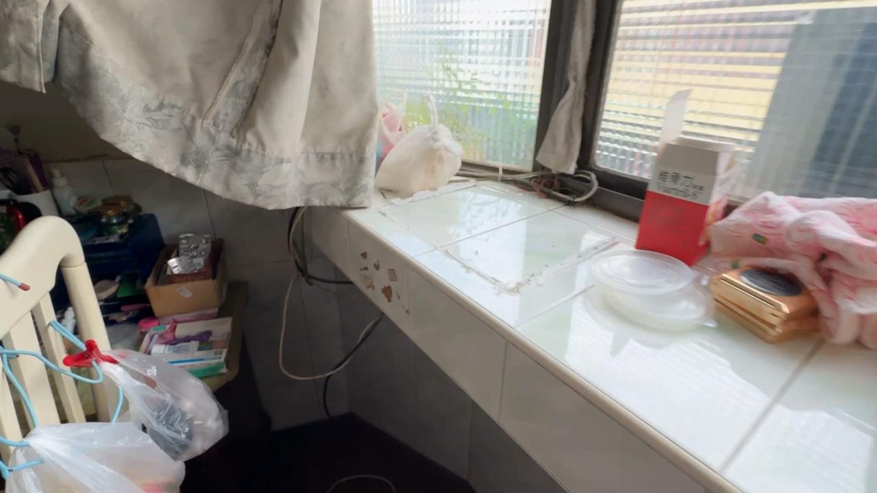 積蓄沒了！保險箱黏在窗台邊　竊賊竟闖入整箱抱走