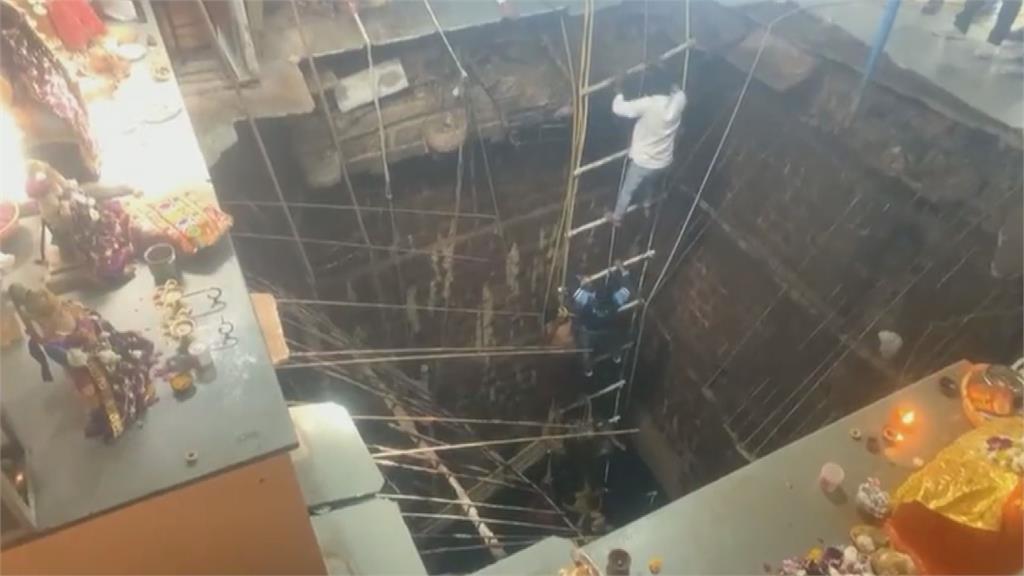 節慶湧信徒！印度神廟不堪負重崩塌　信眾狂墜12公尺深坑至少36死