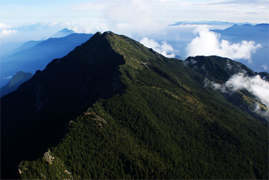 玉山「還在長高」直逼海拔4千公尺？玉管處曝「美麗的誤會」：沒誤植