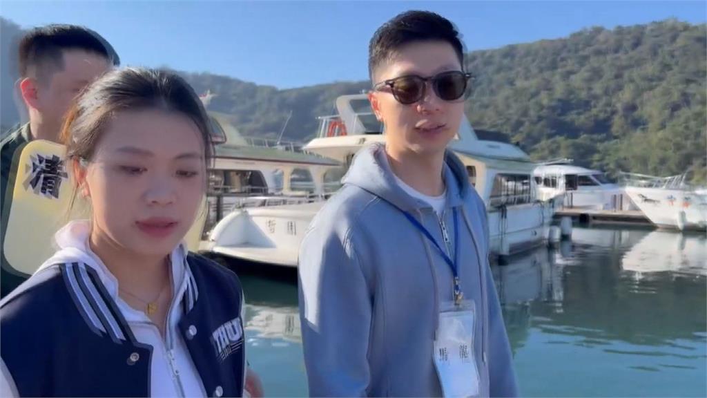爭睹桌球偶像風采！馬龍遊日月潭　大批粉絲守候
