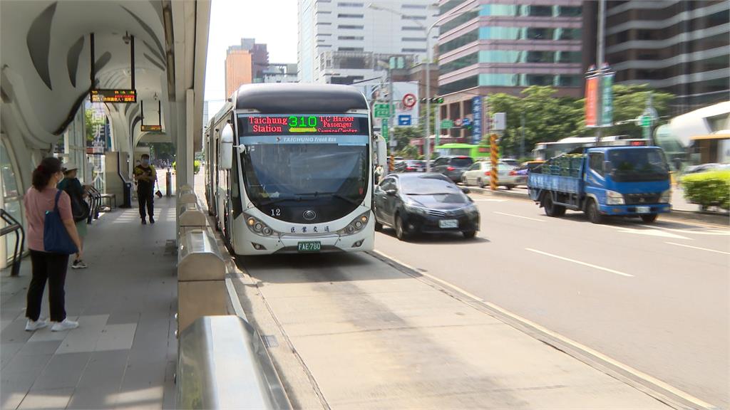 雙節公車街頭「閃電式狂切」疑為闖黃燈　其他駕駛看傻　怒按喇叭