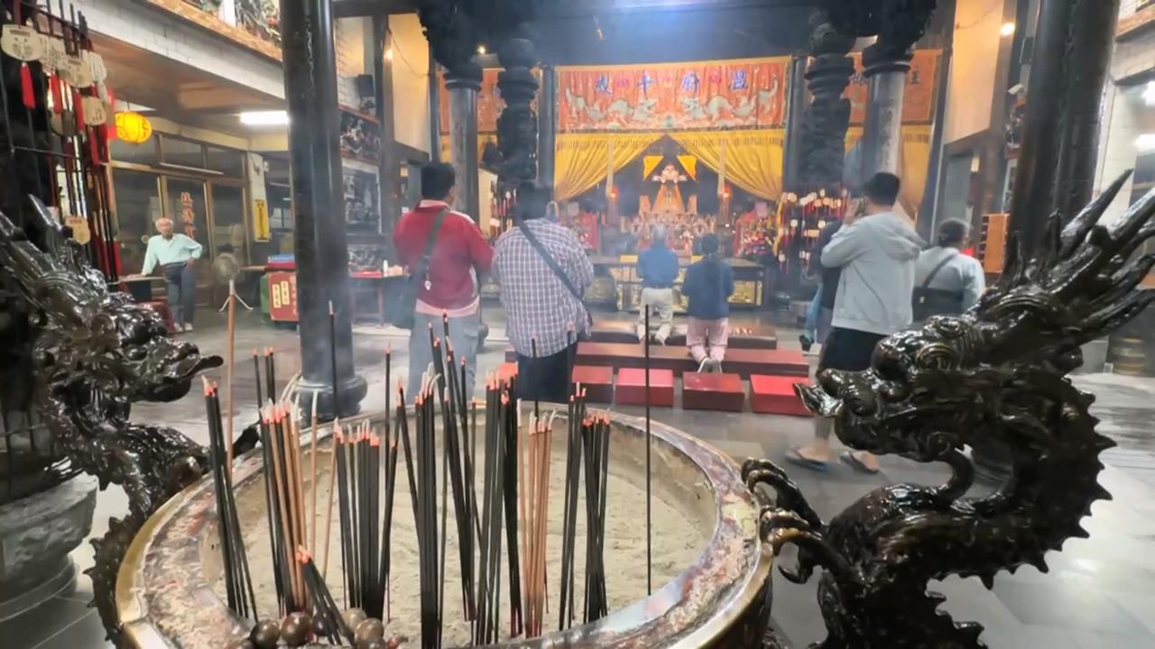 慶「溫王爺誕辰」廟埕撒平安糖　網笑稱：台版耶誕節