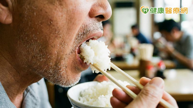 長輩吃飯變吃力？醫教「健口操」提升咀嚼力