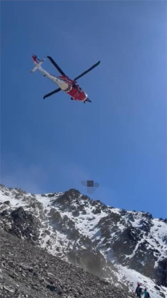 山友撿掉落冰斧意外發現遺體　空勤直升機吊掛下山