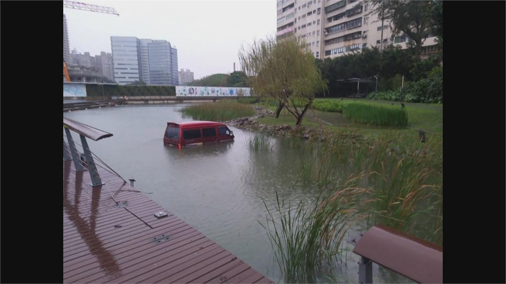 通緝犯拒檢衝撞！ 警連開4槍　車子衝進生態池