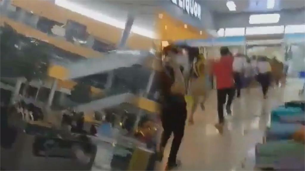 6.7強震至少釀6死！菲律賓購物中心天花板狂崩　民眾驚慌逃亡畫面曝