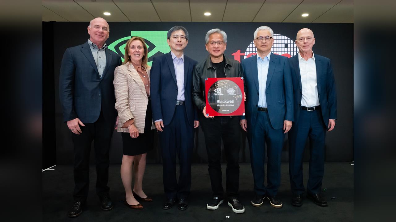 首片美製Blackwell晶圓亮相 黃仁勳大讚台積電「奇蹟製造機」