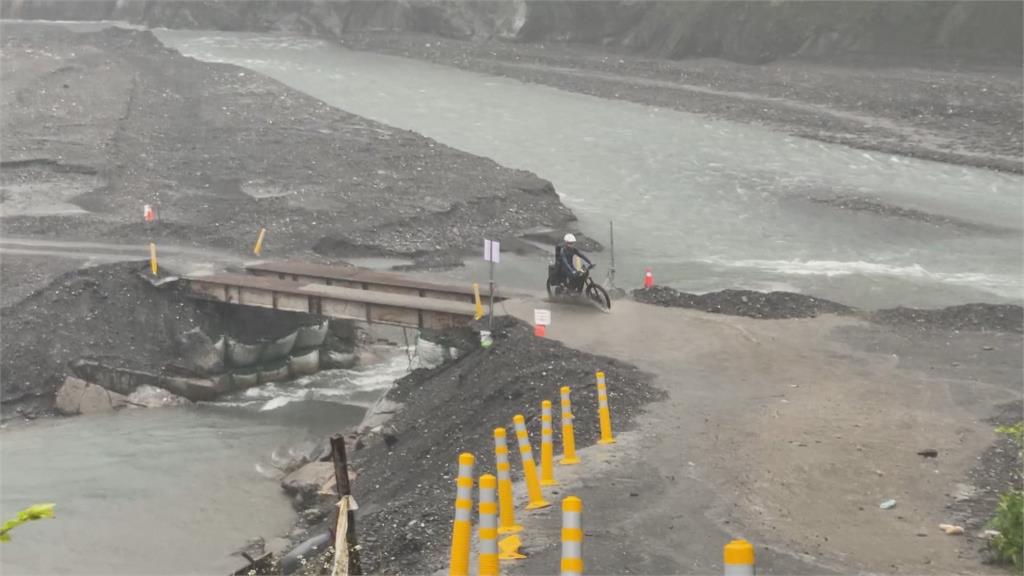 信義山區大雨丹大林道坍方車輛受困 民視新聞網