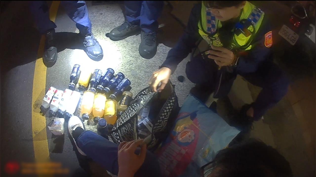 把超商當家? 女子行竊超商遭店員攔下 大馬路拉扯追逐 場面驚險