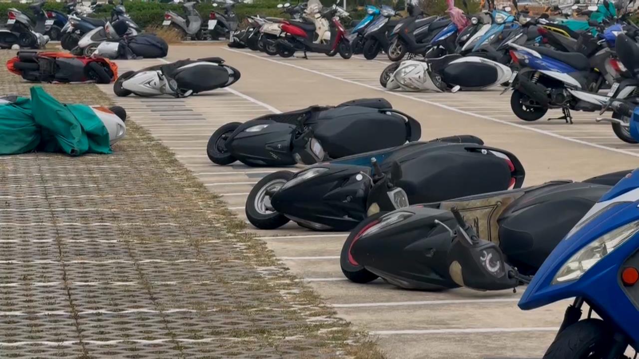強風！澎湖西嶼鄉14級陣風　機車倒一排　路牌被吹斷