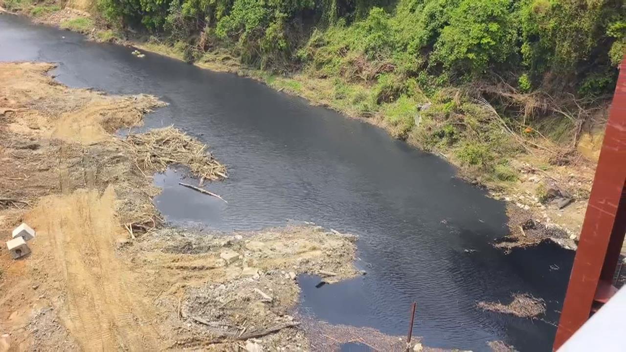 峨眉溪苗栗三灣段「變黑發臭」　逾2週　擬借雨清淤臭