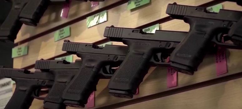 全美周末13起槍擊案17死  紐約提高買半自動步槍年齡